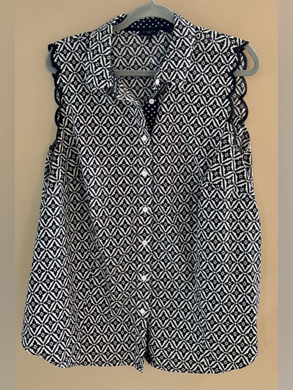 Talbots 18W Black & White Sleeveless Scallop-Trim Button Down Blouse